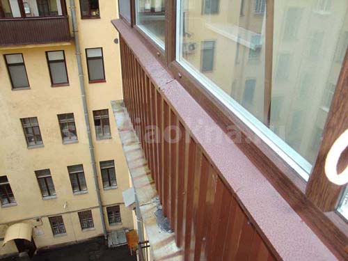отделка с внешней стороны балкона профнастилом