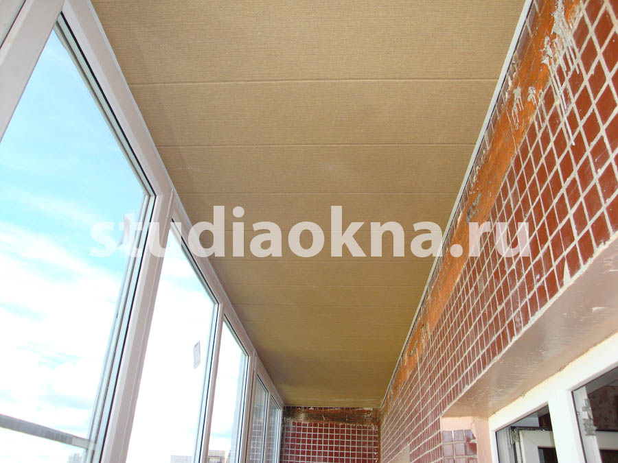 отделка потолка пластиковыми панелями на балконе