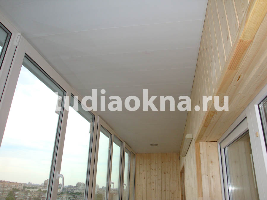 отделка потолка пластиковыми панелями на балконе