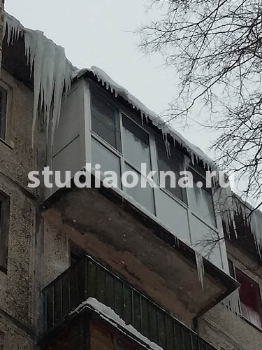 лед и снег на крыше балкона