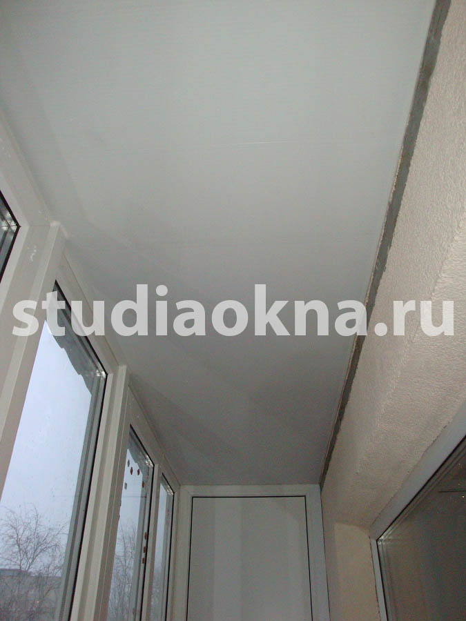 отделка потолка на балконе